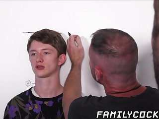 Skupinový Sex Inked hunk raw fucks handsome young homos in stepfamily 3way