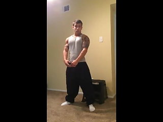 Striptíz Muscle Mickael strips on cam