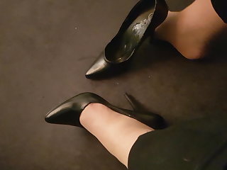 Вуайерист Cum into well used black stilettos