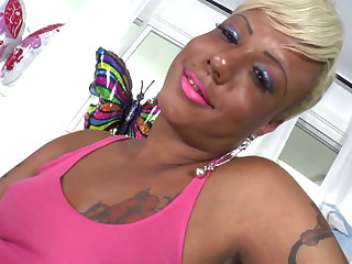 Noir Saucy blonde shemale in kinky boots wanks