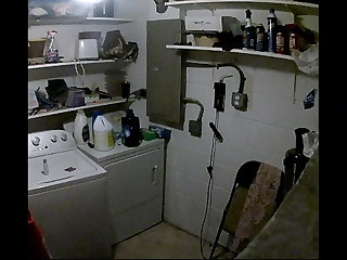 Facet Pieprzy Tranny laundryroom sex