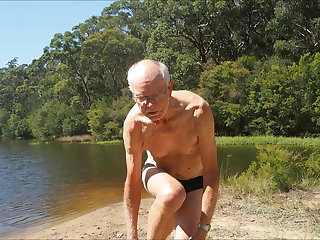 Plaža old man skinny dips