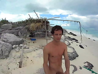 Pláž HARD NAKED GUY WALKING AROUND A BEACH