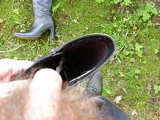 Vonku Piss in wifes high heeled leather boot