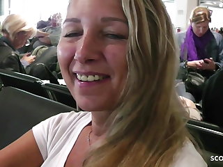 Poklesnutý Kozy German MILF Flash Huge Tits in Plane and Ride on Holiday