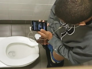 Tirkistelijä Black Guy Caught Jerking in Stall