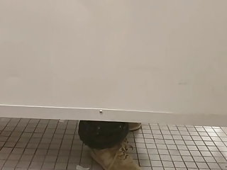 Ηδονοβλεψίας Giving a Hand Under the Stall with Cum