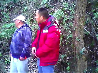Odkryty Asian bear daddies getting it on in the woods
