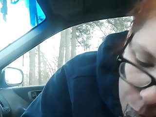 Cum Požiranju White tenant gives me head in the car