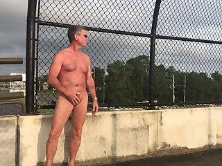 Na prostem Loveitnude playing on Florida overpass