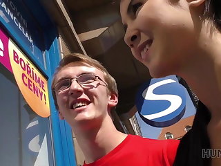 Vyzdvihnúť HUNT4K. Young cuckold watches how his beautiful GF Madelina