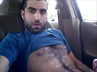 All'aperto HAIRY MAN SHOOTS A LOAD IN HIS CAR