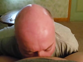 Gamla Unga Nice bald older daddy sucking his friend's dick -1