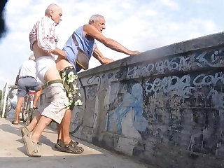 All'aperto Grandpa cruising and getting fucked outdoors