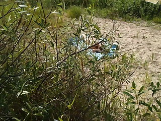 Нудистский Jerked dick and came on a woman sunbathing on a wild beach