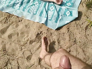 Pláž Jerk Off Near Naked Girl