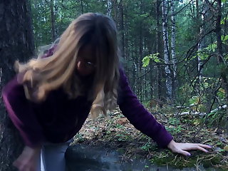 Offentlig Nøgenhed I fucked a stranger in the woods to help her &ndash; public sex
