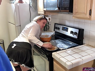 Velké Bradavky The maid takes a hard cock in the kitchen