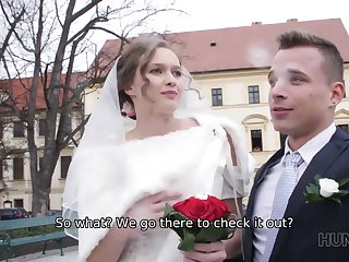 Odebrać HUNT4K. Married couple decides to sell bride’s pussy for good