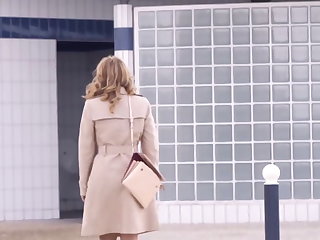 MILF AVALAGE DE SPERME DANS LES WC