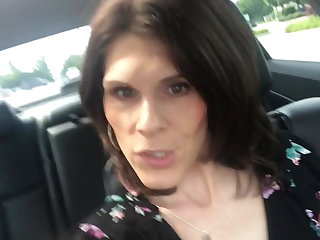 진동 Playing with my pussy in a parking lot