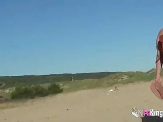 Испанский Exhibitionist couple looks for bulls at the beach