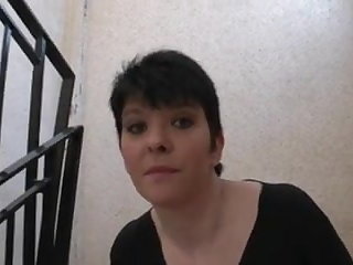 French Petite brune ultra cochonne suce deux bites