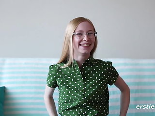 Layla kommt zum Fingern vorbei