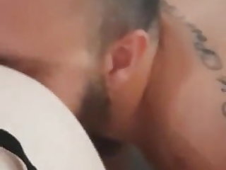 Špinavé Mluvit Cuckold Cleans Bull’s Cock