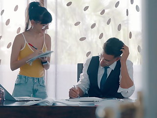 Spanisch Busty Latina Secretary wants to bang her boss