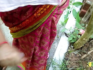 인도 outdoor Fucking Stepmom in public backyard doggystyle with cumshot on boobs