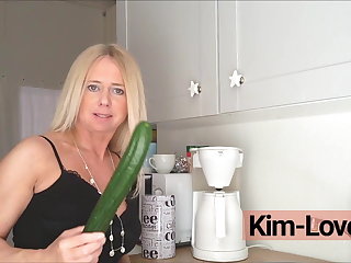 큰 가슴 EXTREME HUGE CUCUMBER for a fit and Sexy German MILF! Gape!