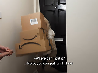 Dinamarquês Amazon delivery girl couldn't resist naked jerking off guy.