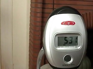 Une blonde MATURE se fait culbuter dans un gang bang