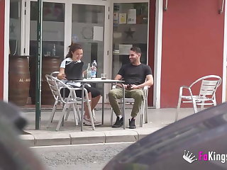 スペイン語 Busty brunette satisfies her sexual urges with a guy she just met