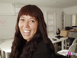 スペイン語 SHE NEEDS IT: A black dick for poor horny BBW Vicky!