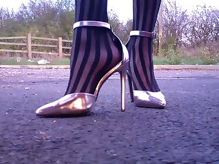 Transexuelles Silver heels walking (floor view).MP4