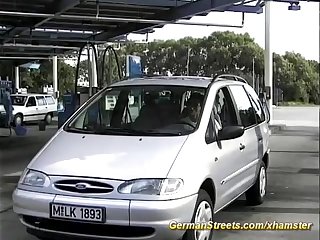 Автомобиль german Milf picked up for car anal sex