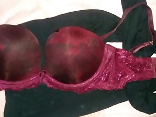 Αυνανισμός Cum covering red bra (again)